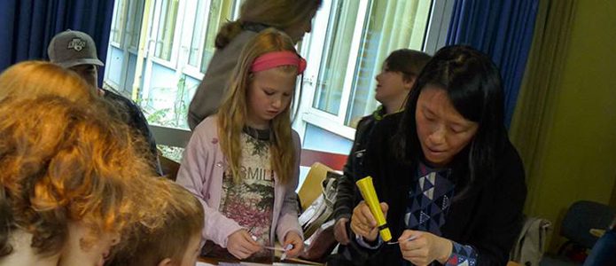 Pei-Yu Chang beim kreativen Arbeiten mit Kindern auf der Buchmesse in Saarbrücken.