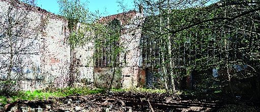 cour intérieure d’un bâtiment abandonné