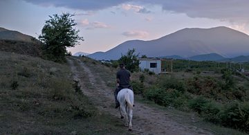 Pour son premier Western, la réalisatrice Valeska Grisebac a choisi la Bulgarie rurale comme toile de fond.