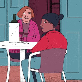 Deux personnes boivent du vin ensemble.