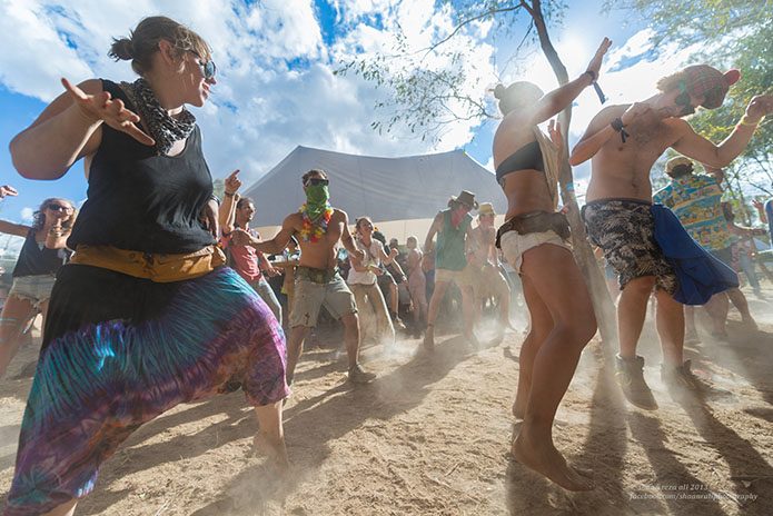 Earth Frequency, Rainbow Serpent, Babylon und Mushroom Valley sind nur einige wenige der größeren Festivals, die heutzutage jährlich im ganzen Land stattfinden. 