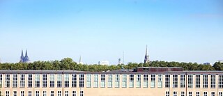 La Universidad de Colonia con un cielo azul