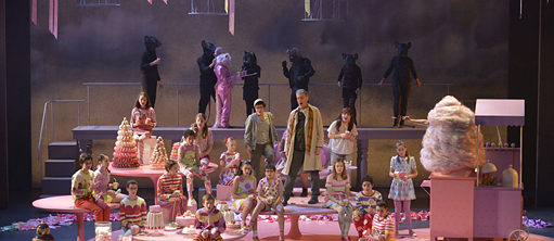 Kinder im Bühnenbild von Hansel und Gretel