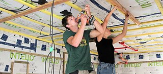 Pierre est à pied d'œuvre sur le chantier.