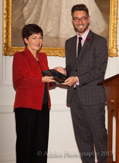 Übersetzer Stefan Grand-Meyer überreicht Dame Patsy Reddy, Generalgouverneur von Neuseeland, ein Exemplar des Buches