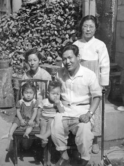 1954년 서울 성북동 시절. 윤이상 뒤에 아내 이수자. 