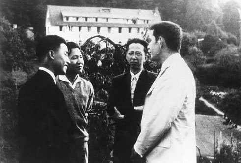 1958년 다름슈타트. 가장 왼쪽이 백남준, 그 옆에 윤이상. 가장 오른쪽이 존 케이지. 