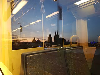 Auf dem Weg nach Hause nochmal innehalten, hinausschauen und deine Stadt und den Sonnenuntergang beobachten..