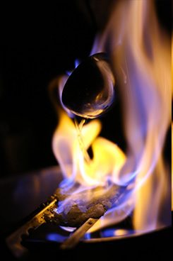 Feuerzangenbowle: Glühwein mit Rum und Zucker.