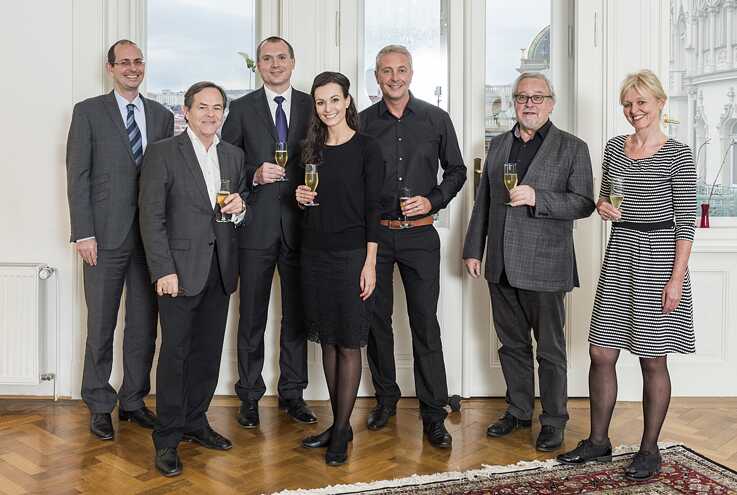 Von rechts: Deutscher Botschafter in Prag Dr. Christoph Israng, Leiter des Goethe-Instituts Tschechien Dr. Berthold Franke, Direktor des Sinfonieorchesters des Tschechischen Rundfunks Jakub Čížek, Martina Kroupová aus der Deutschen Botschaft Prag, Alexander Liebreich, Direktor des Deutsch-Tschechischen Zukunftsfonds Joachim Bruss, Frau Meike Franke