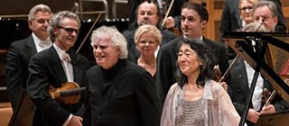 Simon Rattle mit Mitsuko Uchida und Amihai Grosz 