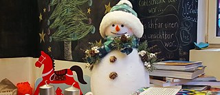 Schneemann in der Bibliothek