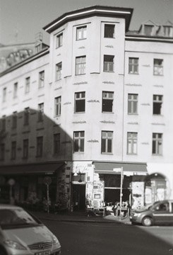In der nächsten Ausgabe des lokalen Berliner Magazins RHNK ist ein Artikel über dieses interessante Gebäude in der Oranienstraße in Kreuzberg.