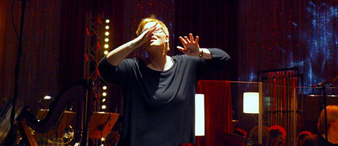Laura Schwengber in Potsdam auf der Bühne mit der Band Selig und dem Babelsberger Filmorchester