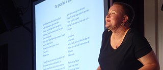 „Ja nüüd teie!“ Laura Schwengber näitab liigutusi ette. Siis peab Eppsteini publik ise „Hakuna Matatat“ proovima.