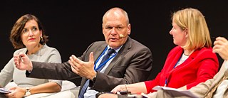 Generalsekretär des Goethe-Instituts Johannes Ebert diskutiert mit Miren, Arzalluz Leiterin des Etxepare Basque Instituts und Csilla Hegedüs, Präsidentin des Transylvania Trusts.