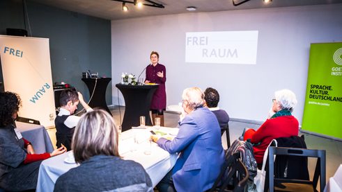 Projektleiterin Cristina Nord bei der Abschlussrunde des zweitägigen Treffens in Warschau mit allen Teilnehmerinnen und Teilnehmern des Freiraum-Projektes, Foto: 