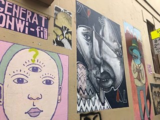 Eine Steet-Art-Wand in Newtown auf der Goddard Street, die wie eine Galerie aussieht. Das linke Bild ist von Gwaa und die Gesichter von Ears. 