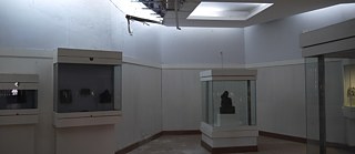 Mathura Museum. Die Kraft der Präsentation durch den Kontrast des Alten mit dem Neuen  verstärken.
