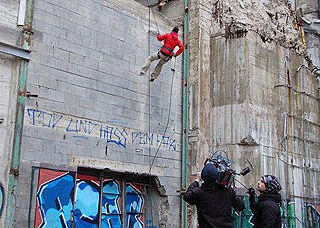 Melanie seilt sich für einen Dreh ab.