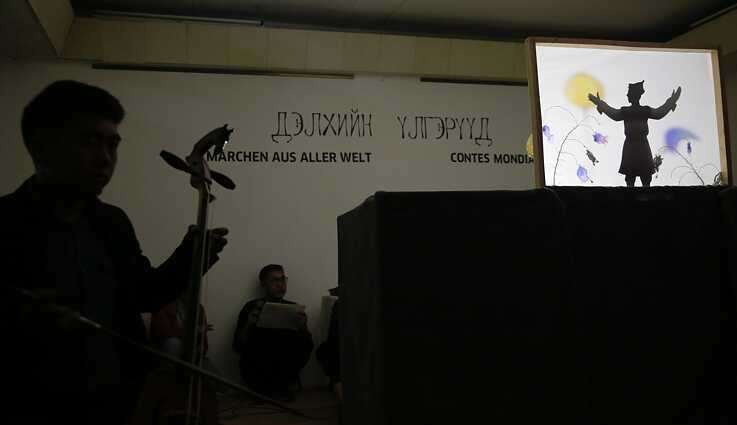 Aufführung des Schattentheaters