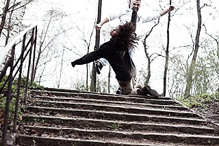 Alles rund ums Fallen: Bodystunts gehören zu Melanies Expertise.