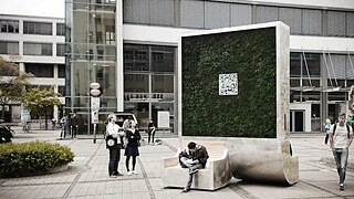 Der „City Tree“ filtert sie so viel Schadstoffe aus der Luft wie 275 Bäume. 