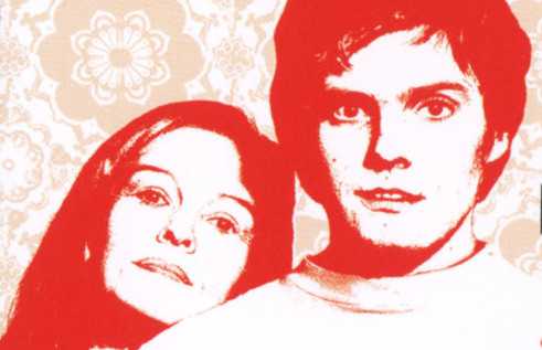 <b>„Good Bye, Lenin!“</b> <br>Was tun, wenn die eigene Mutter im Koma liegt, die deutsche Wiedervereinigung und damit das Ende der DDR verschlafen hat, und man sie vor der Realität schützen will? Ganz einfach – man schreibt Geschichte neu. In der Tragikkomödie <i>Good Bye, Lenin!</i> von 2003 versucht der Jugendliche Alex Kremer seine Mutter – ihres Zeichens stramme Sozialistin – vor einem erneuten Herzinfarkt zu schützen und inszeniert im nun so-gut-wie wiedervereinigten Deutschland eine DDR, die nicht nur weiterlebt, sondern zudem Scharen von Westdeutschen aufnehmen soll. Anders als andere Filme dieser Zeit verzichtet <i>Good Bye, Lenin!</i> darauf, sich über die DDR lustig zu machen. Regisseur Wolfgang Becker zeigt vielmehr, dass der Mauerfall für viele Menschen den schmerzlichen Verlust ihrer Heimat bedeutete und wie gravierend die rasanten Veränderungen während der Wendezeit für sie waren. <i>Good Bye, Lenin!</i> wurde der erfolgreichste deutsche Film 2003. Er wurde neunmal mit dem Deutschen Filmpreis ausgezeichnet und gewann als erster deutscher Film überhaupt den Europäischen Filmpreis, den Felix.