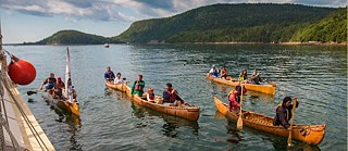 Die Crew der Hōkūleʻa wird in Somes Sound Maine herzlich von Penobscot-Indianern in traditionellen Birkenrindenkanus begrüßt.