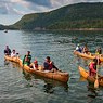 Die Crew der Hōkūleʻa wird in Somes Sound Maine herzlich von Penobscot-Indianern in traditionellen Birkenrindenkanus begrüßt.
