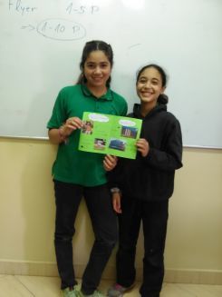 Die SchülerInnen mit ihren selbstgebastelten Flyern (1)