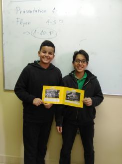 Die SchülerInnen mit ihren selbstgebastelten Flyern (3)