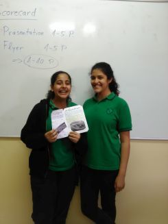 Die SchülerInnen mit ihren selbstgebastelten Flyern (6)