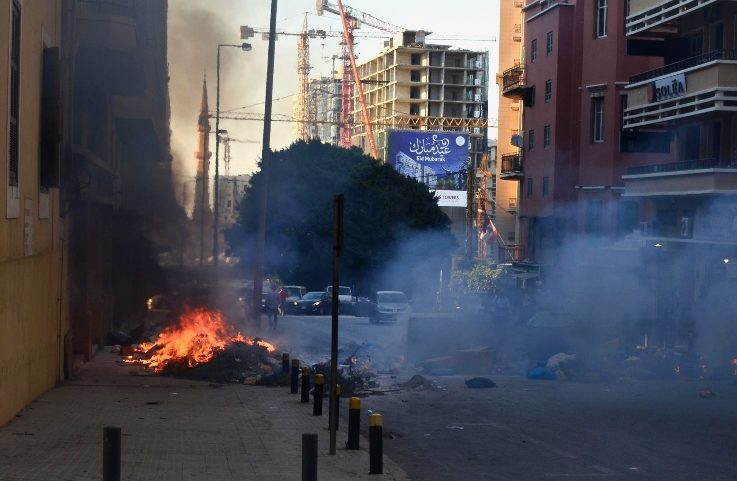 قمامة تحترق ومتاريس في الشارع في بيروت، لبنان، ٢٠١٥.