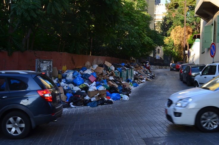 أكوام من القمامة تتراكم في بيروت، لبنان ٢٠١٥  