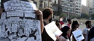 Demonstrierende auf einer Straße in Beirut mit Schildern, die die Handhabung der Müllkrise 2015 durch die Regierung kritisieren