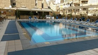 Erholung am Hotelpool
