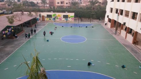 Blick auf den Sportplatz der Modern Education School