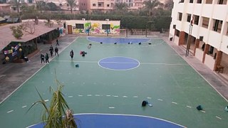 Blick auf den Sportplatz der Modern Education School