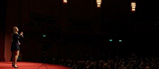 Η τελετή έναρξης του φεστιβάλ και σε νοηματική γλώσσα. 