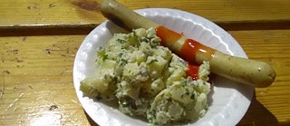 Bratwurst mit Kartoffelsalat beim Deutsch-Tag