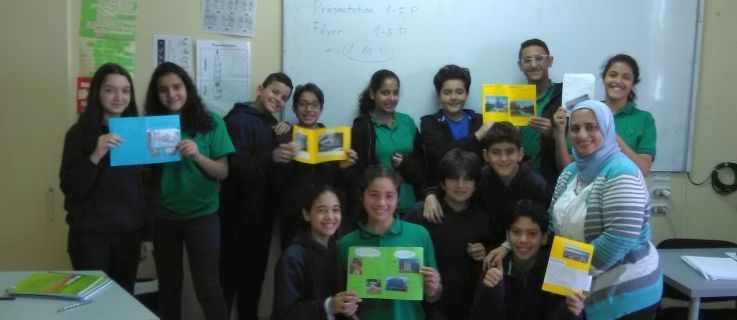 SchülerInnen mit Werbeflyern über verschiedene Städte und Regionen Deutschlands