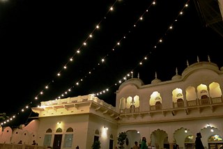 Alsisar Mahal in der Nacht