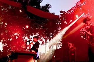 Die indische Produzentin Komorebi auf der Bühne