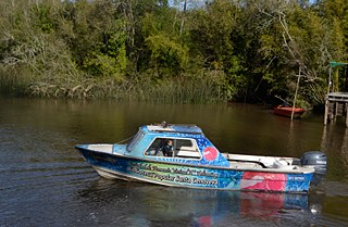La literatura llega por el río a bordo de la bibliolancha 