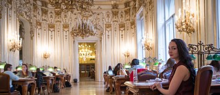 Ein beliebter Ort ist der Lesesaal im einstigen Ballsaal des ehemaligen Palais Wenckheim.  