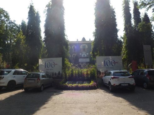 Blick von außen auf meine Schule