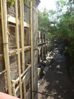 Bambuskonstruktionen an den Außenfassaden meiner Schule