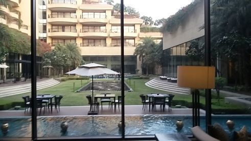 Blick auf den Hotelpool