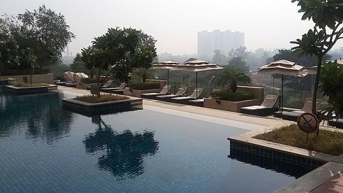 Blick auf den Hotelpool